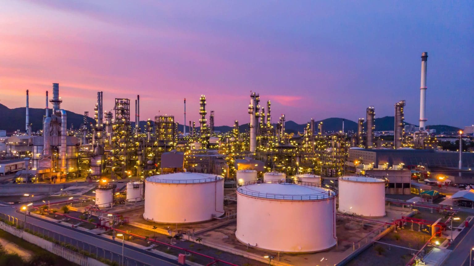 advanced-oil-refinery-infrastructure-scaled-1